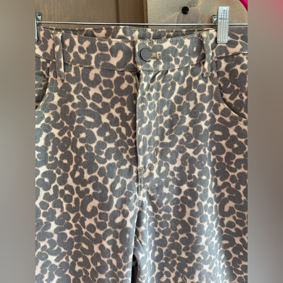 LIKE NEW Wild Fable Leopard Barrel Jean - Picture 7 of 12